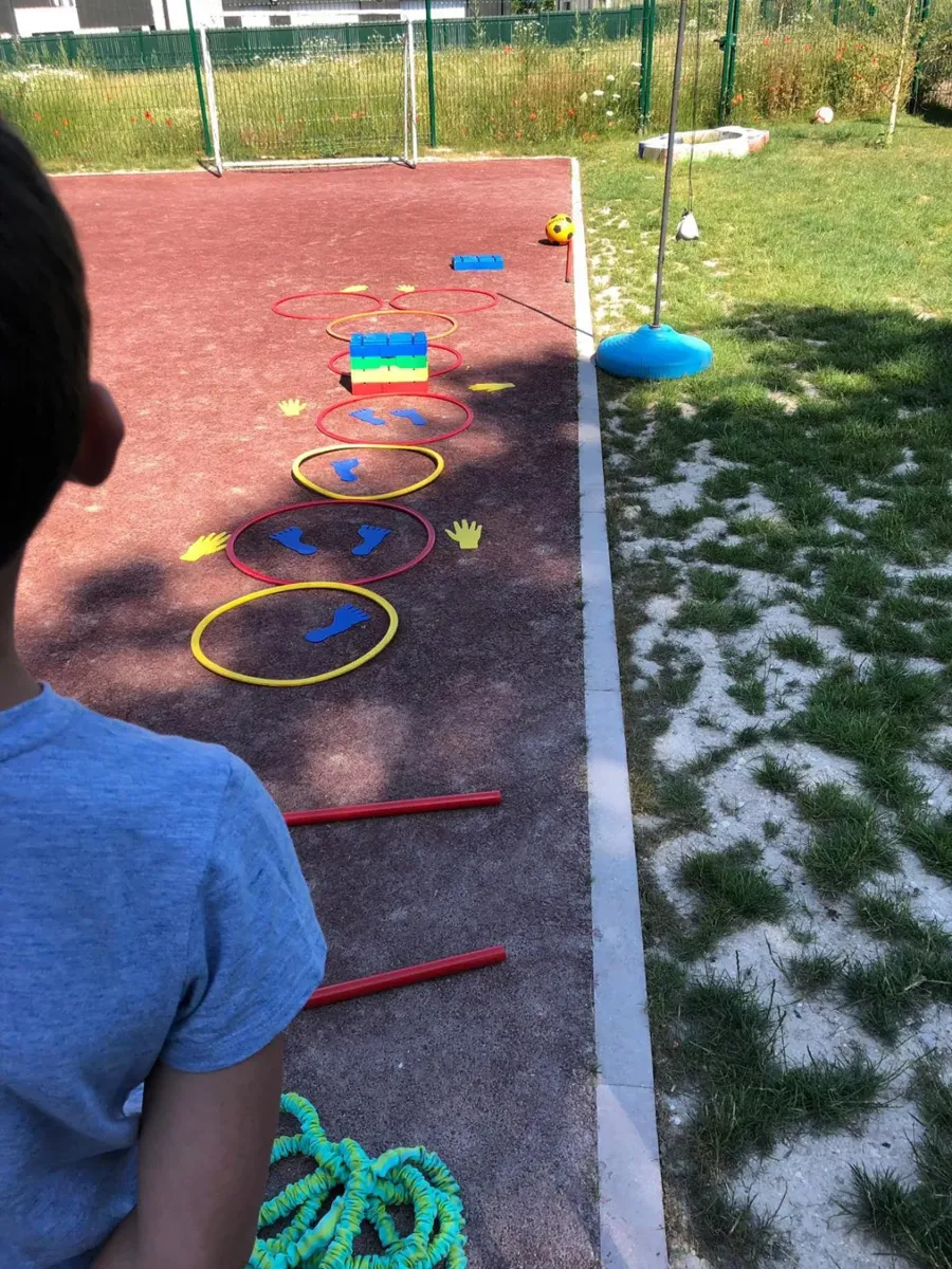 Un circuito deportivo trazado en el suelo del patio